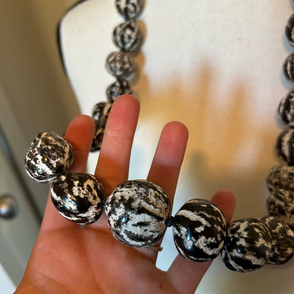 Vintage black and white Kukui Lei necklace from Hawaii - Picture 2 of 3
